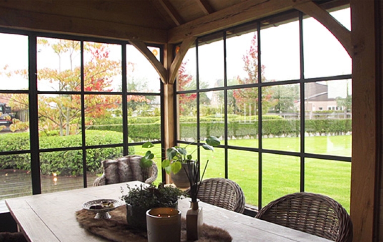 een lounge in de tuin waarin je winter en zomer kan vertoeven